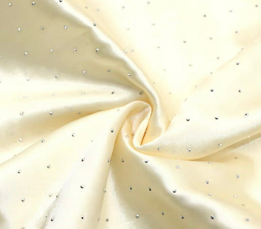 Tissu T28 satiné avec strass écru